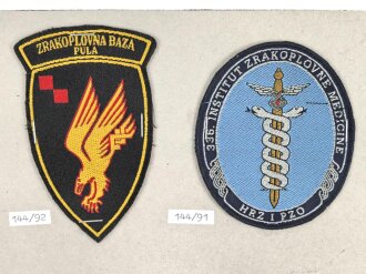 Kroatien, Sammlung Ärmelabzeichen, auf Karton getackert