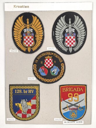 Kroatien, Sammlung Ärmelabzeichen, auf Karton getackert