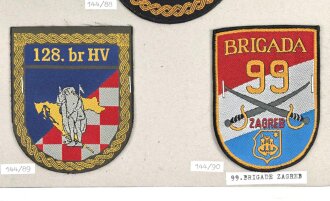 Kroatien, Sammlung Ärmelabzeichen, auf Karton getackert