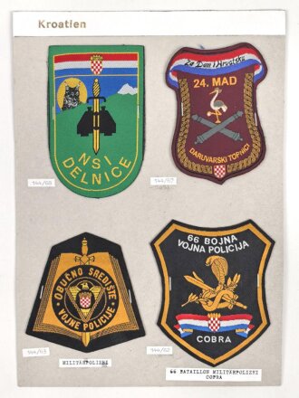 Kroatien, Sammlung Ärmelabzeichen, auf Karton getackert