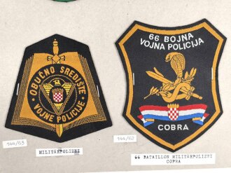 Kroatien, Sammlung Ärmelabzeichen, auf Karton getackert