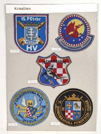 Kroatien, Sammlung Ärmelabzeichen, auf Karton getackert