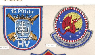 Kroatien, Sammlung Ärmelabzeichen, auf Karton getackert
