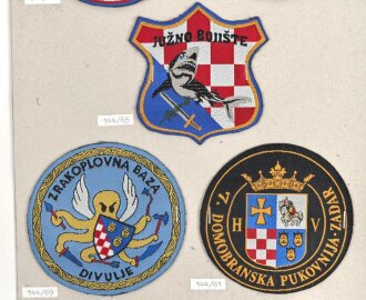 Kroatien, Sammlung Ärmelabzeichen, auf Karton getackert