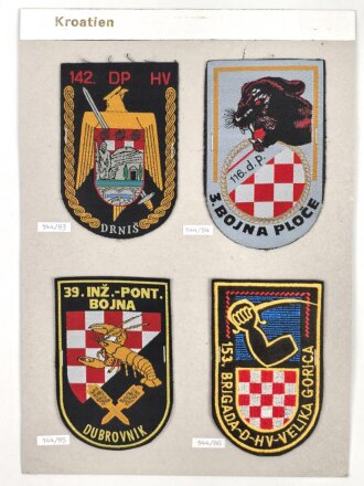 Kroatien, Sammlung Ärmelabzeichen, auf Karton getackert