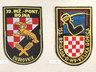 Kroatien, Sammlung Ärmelabzeichen, auf Karton getackert