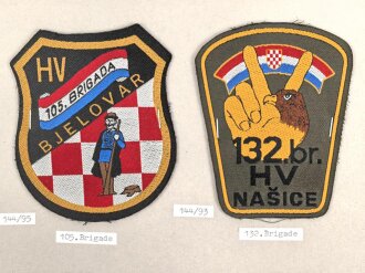 Kroatien, Sammlung Ärmelabzeichen, auf Karton getackert