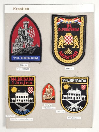 Kroatien, Sammlung Ärmelabzeichen, auf Karton getackert
