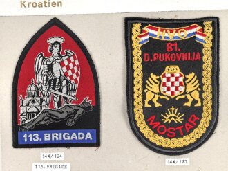 Kroatien, Sammlung Ärmelabzeichen, auf Karton getackert