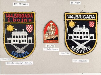 Kroatien, Sammlung Ärmelabzeichen, auf Karton getackert