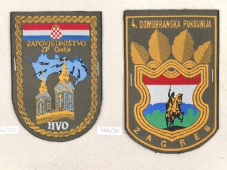 Kroatien, Sammlung Ärmelabzeichen, auf Karton getackert