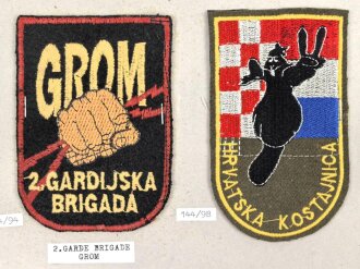 Kroatien, Sammlung Ärmelabzeichen, auf Karton getackert
