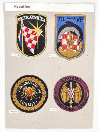 Kroatien, Sammlung Ärmelabzeichen, auf Karton getackert