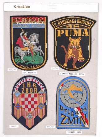 Kroatien, Sammlung Ärmelabzeichen, auf Karton getackert