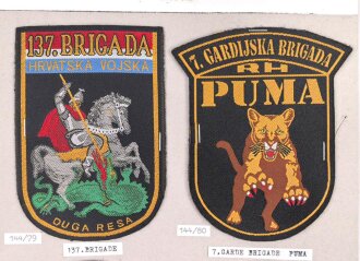 Kroatien, Sammlung Ärmelabzeichen, auf Karton getackert