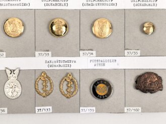 Griechenland, Sammlung verschiedener Abzeichen und Knöpfe, auf Karton getackert