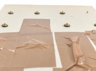 Griechenland, Sammlung verschiedener Abzeichen und Knöpfe, auf Karton getackert