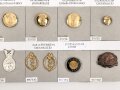 Griechenland, Sammlung verschiedener Abzeichen und Knöpfe, auf Karton getackert