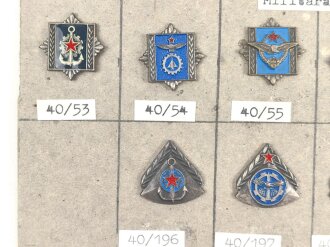 Jugoslawien, Sammlung Abzeichen Militärschulen und Akademien, auf Karton geklebt