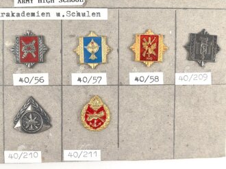 Jugoslawien, Sammlung Abzeichen Militärschulen und Akademien, auf Karton geklebt