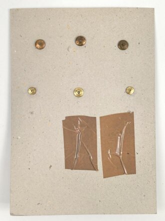 Jugoslawien, Sammlung Abzeichen, auf Karton geklebt