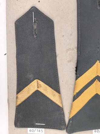 Jugoslawien, Sammlung Schulterklappen, auf Karton getackert