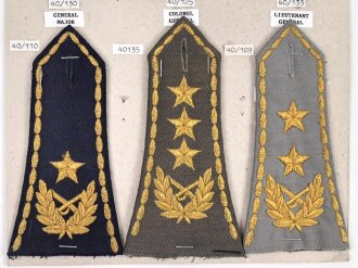 Jugoslawien, Sammlung Schulterklappen und Dienstgradabzeichen, auf Karton getackert