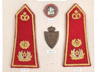 Marokko, Sammlung Abzeichen, auf Karton getackert