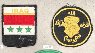 Irak, Sammlung Abzeichen, auf Karton getackert