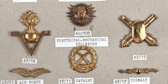 Irak, Sammlung Waffengattungsabzeichen, auf Karton befestigt