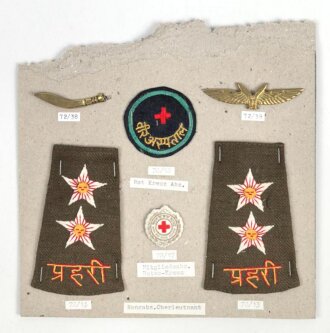 Nepal, Sammlung Abzeichen Rotes Kreuz, auf Karton getackert