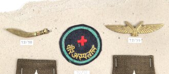 Nepal, Sammlung Abzeichen Rotes Kreuz, auf Karton getackert