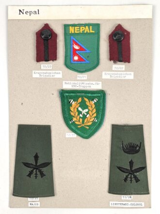 Nepal, Sammlung Abzeichen, auf Karton getackert