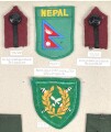 Nepal, Sammlung Abzeichen, auf Karton getackert