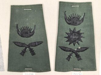 Nepal, Sammlung Rangabzeichen, auf Karton getackert