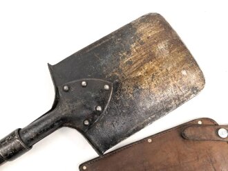 Schweiz, Spaten datiert 1944 in Hülle. Ungereinigt