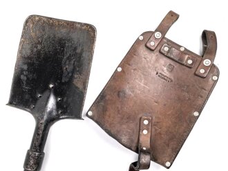 Schweiz, Spaten datiert 1944 in Hülle. Ungereinigt