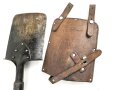 Schweiz, Spaten datiert 1944 in Hülle. Ungereinigt
