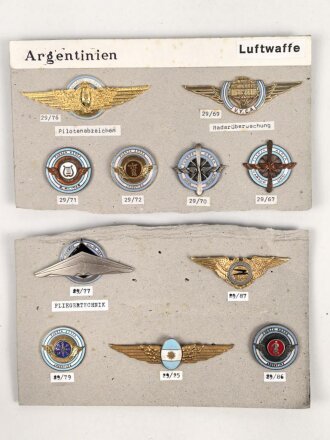 Argentinien, Sammlung Abzeichen Luftwaffe, auf Karton getackert
