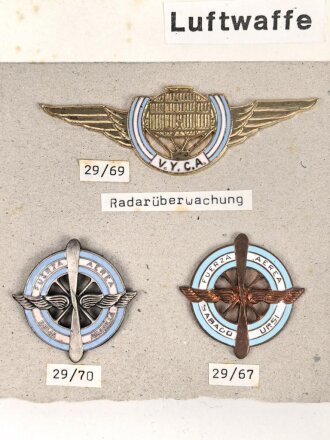Argentinien, Sammlung Abzeichen Luftwaffe, auf Karton getackert