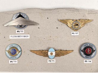 Argentinien, Sammlung Abzeichen Luftwaffe, auf Karton getackert