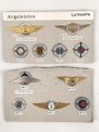 Argentinien, Sammlung Abzeichen Luftwaffe, auf Karton getackert