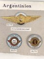 Argentinien, Sammlung Abzeichen Luftwaffe, auf Karton getackert