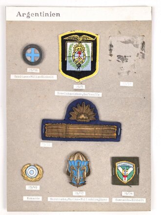 Argentinien, Sammlung verschiedener Abzeichen, auf Karton...
