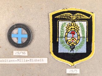 Argentinien, Sammlung verschiedener Abzeichen, auf Karton...
