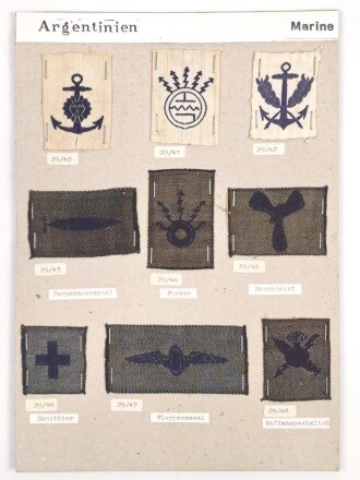 Argentinien, Sammlung Abzeichen Marine, auf Karton getackert