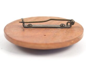 Brosche aus Holz mit Rune ( wie Feldscherabzeichen ) Durchmesser 47mm, Verschluss hält nicht zu