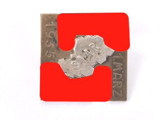 Metallabzeichen anlässlich der Saarabstimmung am 1. März 1935. Hakenkreuz mit Ausgelegten Relief des Saarlandes. Hersteller Deschler München