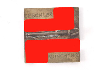 Metallabzeichen anlässlich der Saarabstimmung am 1. März 1935. Hakenkreuz mit Ausgelegten Relief des Saarlandes. Hersteller Deschler München