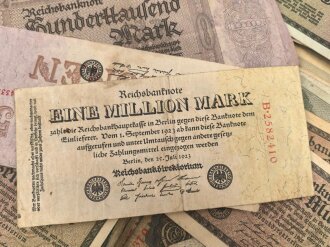 Stapel Geldscheine aus Nachlass